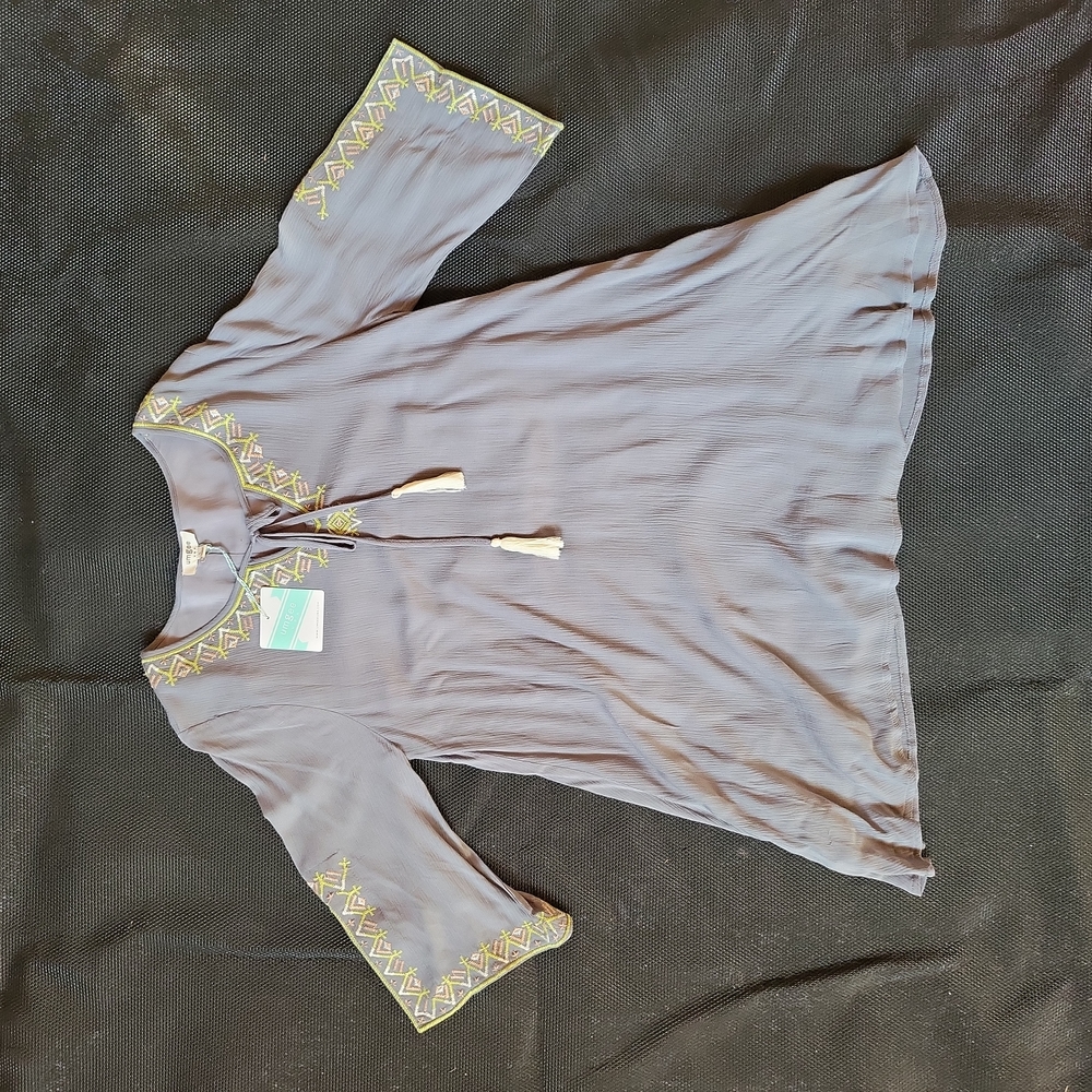 Women's Large Umgee top, New with Tags, grey